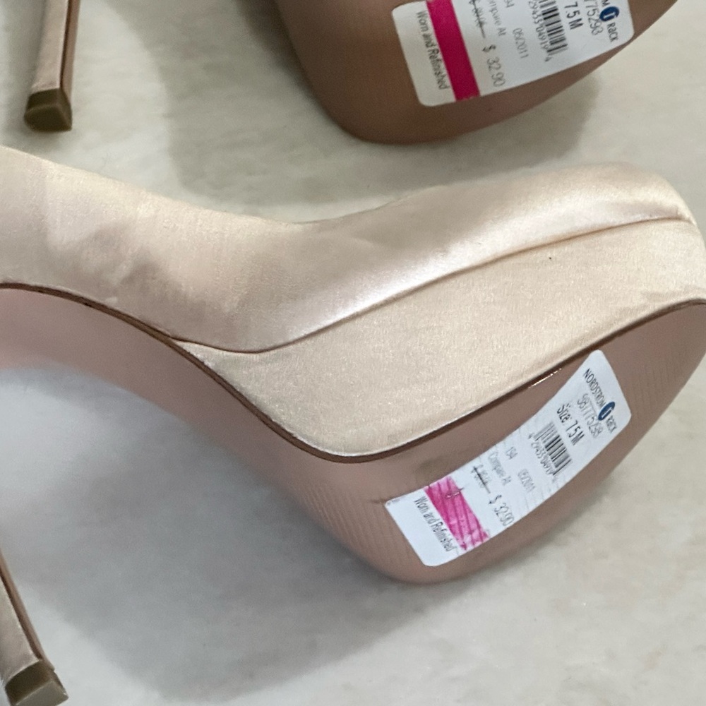 Cream High Heels with Pointed Toe and High Heel. Never used. No orig box.